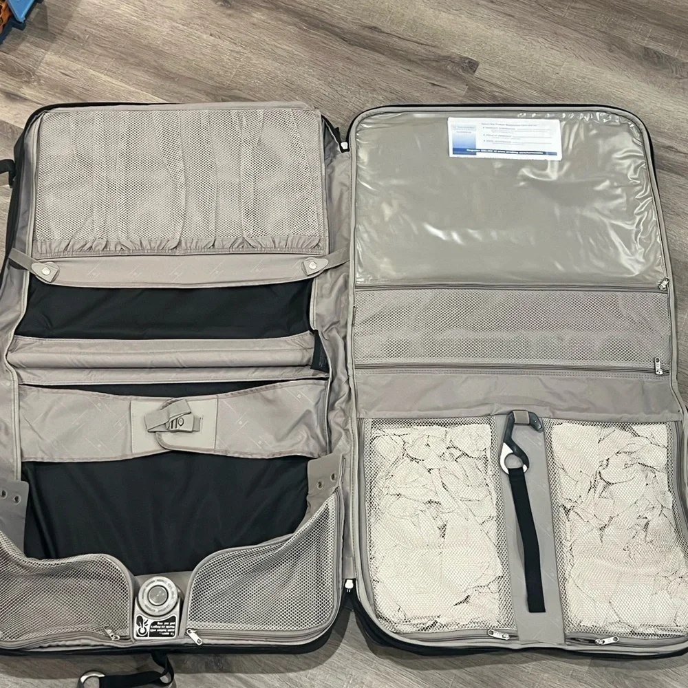 NWT Samsonite 700 Series Ultravalet Classic Black Travel Garment Bag